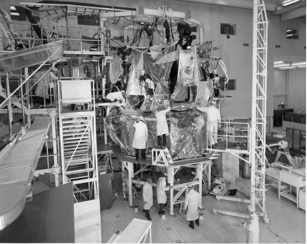 Quelques photos de la fabrication du LEM chez grumman Grum2212