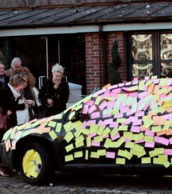 des farceurs recouvrent une voiture de Post-it La-voi10