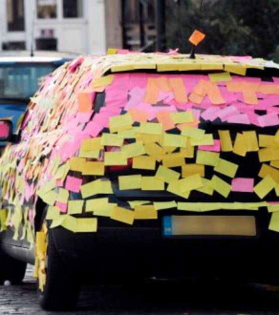 des farceurs recouvrent une voiture de Post-it Voila-10