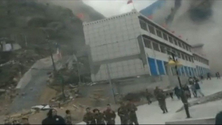 لقطات من قلب زلزال النيبال المدمر (فيديو) 553f8010
