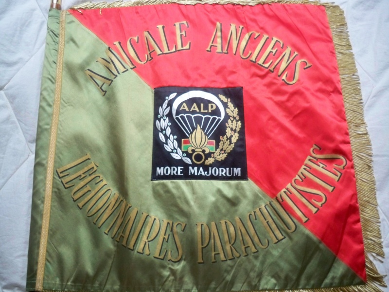drapeau de l'amicale des legionnaires parachutistes 102_4117