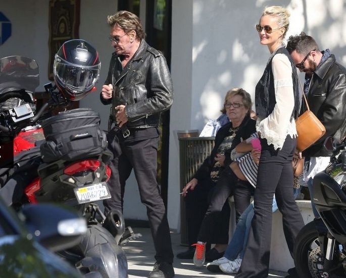 Pure people.com : Johnny Hallyday, Laeticia et leurs filles : Virée shopping et baignade à Malibu Captur69