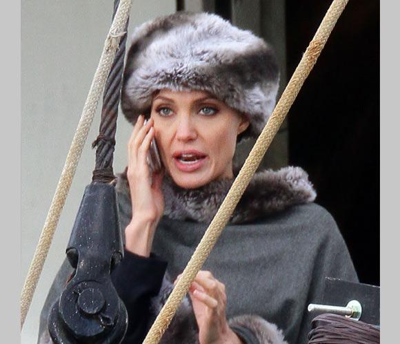 Angelina Jolie se reincorpora al rodaje de 'Salt' tras disfrutar de la Nochebuena en familia Angeli10