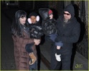 Brad,Shiloh e Z.Z visitam Angie no set em NY 29.12.09 Brad-p28