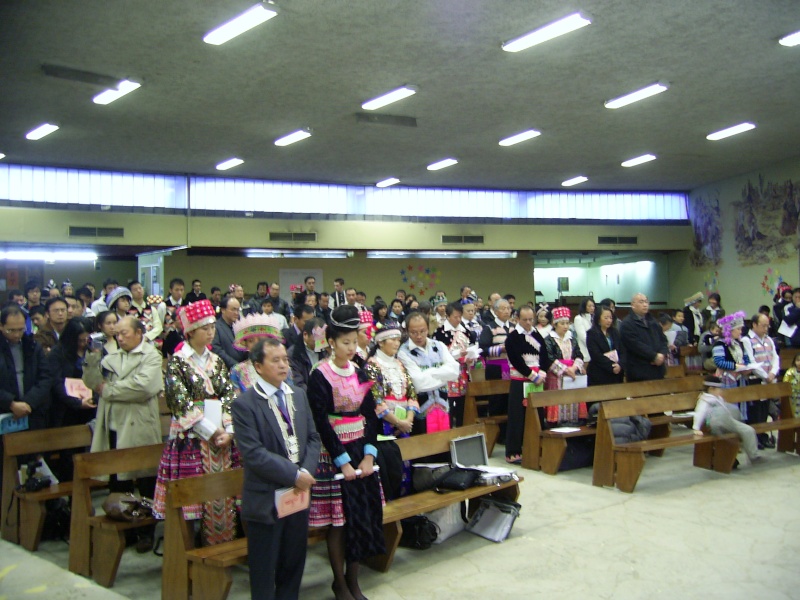Teev Ntuj Noj Peb Caug muaj Txiv Plig ua lu Txoos. Sa405113