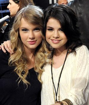 Selena Gomez e Taylor Swift, amiche a Hope for Haiti Now Selena28