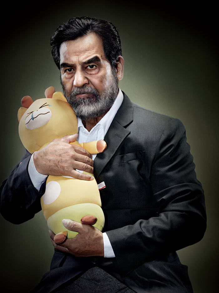 زعماء العالم من الشمع الخالص يحملون دمى مختلفة Saddam10