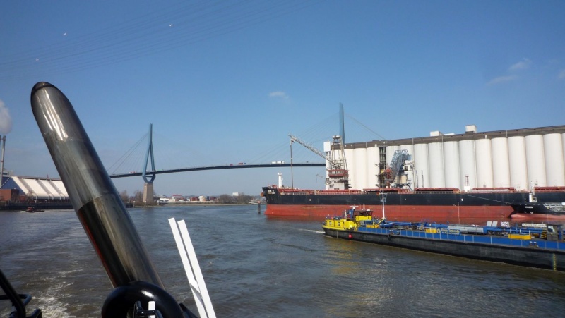 Einsatzfahrt mit einem Schlepper im Hamburger Hafen 04310