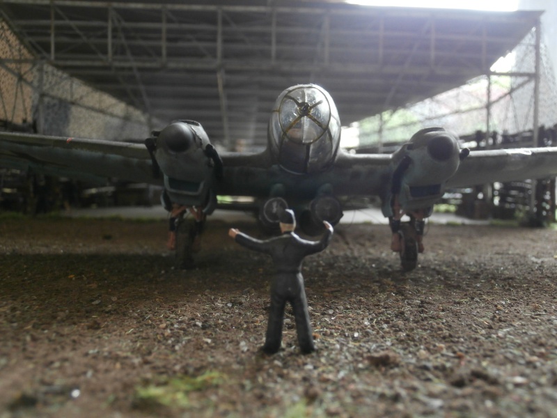 Diorama Heinkel 111 H20 dans son hangar sur l'aérodrome de Vannes Meucon 1940/45- 1/72 Dio_fi42