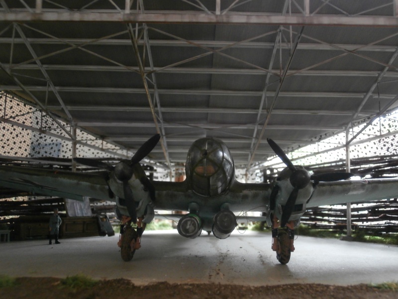 Diorama Heinkel 111 H20 dans son hangar sur l'aérodrome de Vannes Meucon 1940/45- 1/72 Dio_fi43