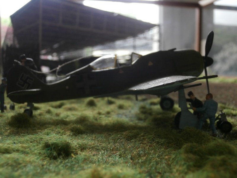 Diorama Heinkel 111 H20 dans son hangar sur l'aérodrome de Vannes Meucon 1940/45- 1/72 Dio_fi54