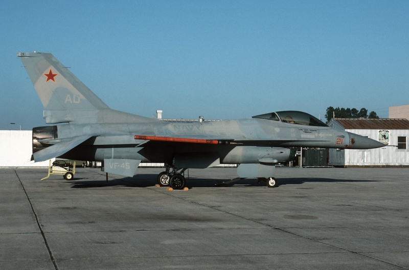 [Hasegawa] F-16N Block 30 "Top Gun" -1/72-  Pit10