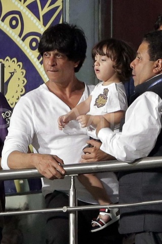 KKR a gagné! Le baiser de la victoire de SRK  à ses enfants 10srka11