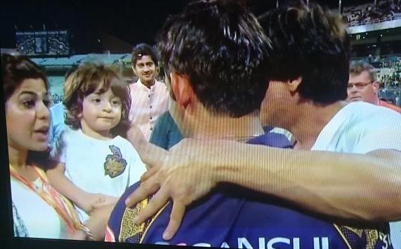 KKR a gagné! Le baiser de la victoire de SRK  à ses enfants Ccfq2i10