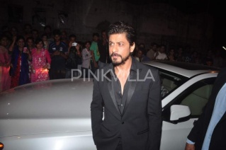 SRK assiste à la soirée  du succès "PIKU" de Deepika Rocksd16