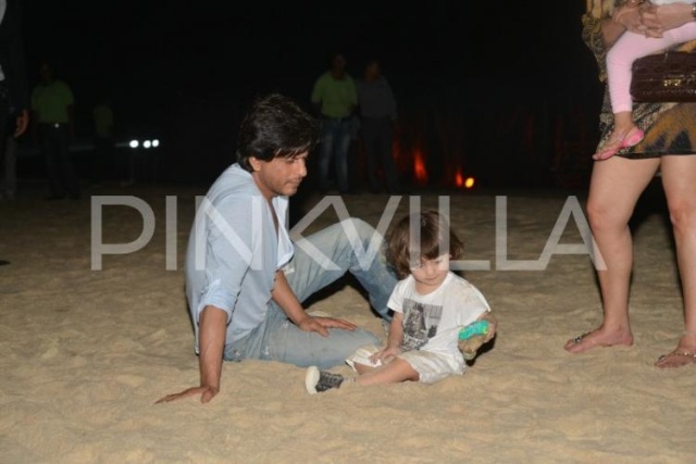 Journée mémorable sur la plage pour SRK, Gauri et AbRam Rocksp10