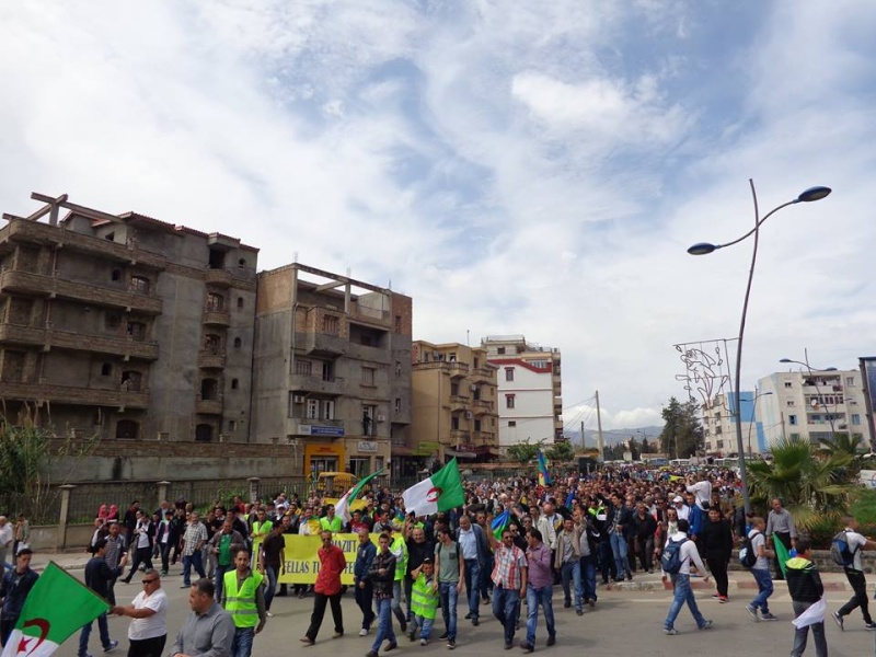 20 AVRIL 2015: Des milliers de personnes marchent à Béjaïa à l'appel du RCD  - Page 2 242