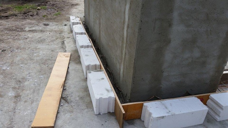 2/ Construction de la chambre à croquettes au refuge ! 11100810