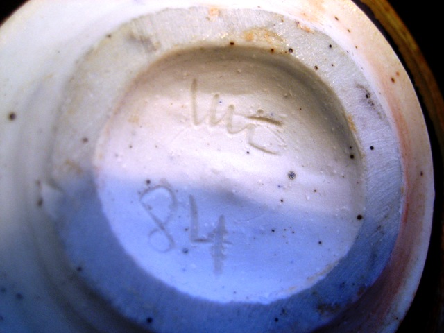vase boule à nucléations  daté 84 monogramme MT ? à identifier Musee_32
