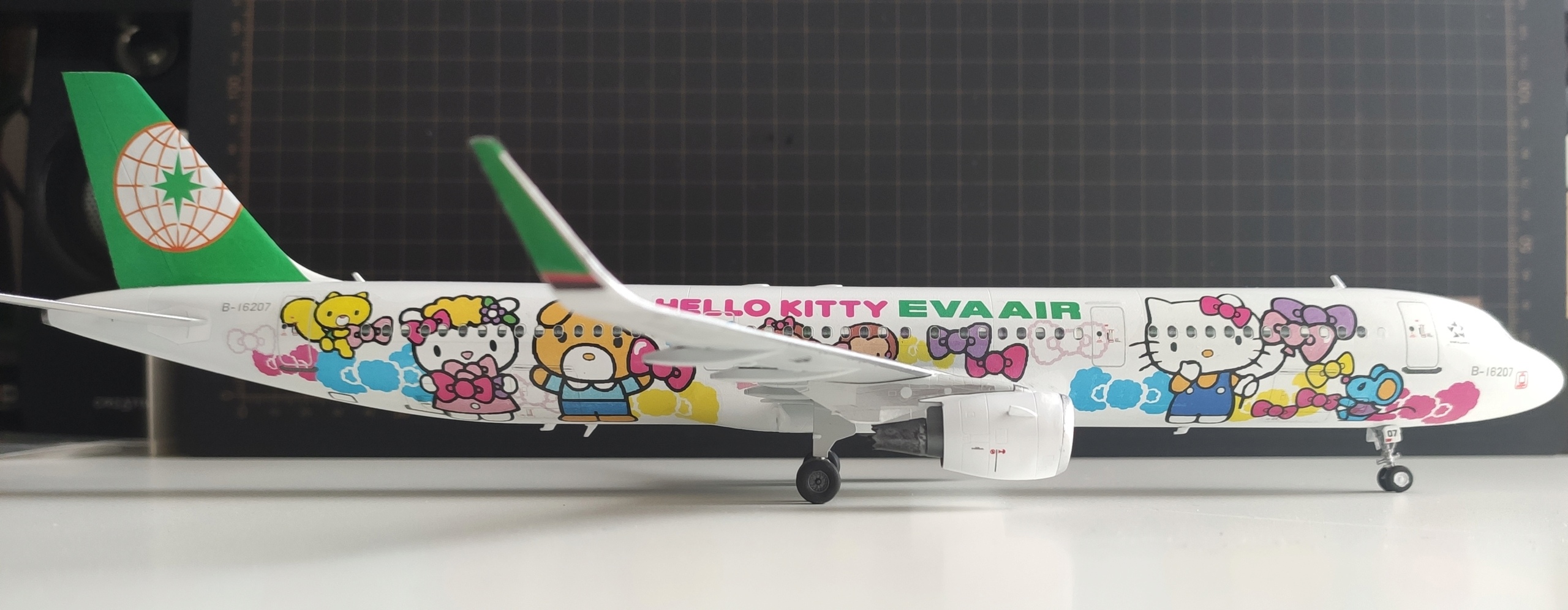 [Zvezda] Airbus A321 Eva Air "Hello Kitty" 1/144 1111