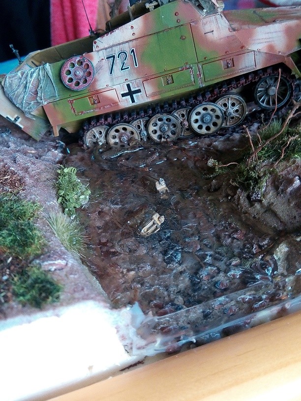 Yves (Zorian) : Sd.Kfz. 251/9 ausf D [ AFV CLUB 1/35° ] à l'abandon dans un ruisseau en 1945. (Terminé). - Page 3 Img_2045