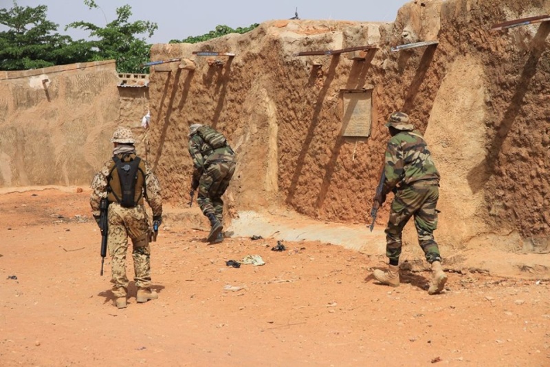 Armée Malienne / Armed and Security Forces of Mali - Page 11 1274