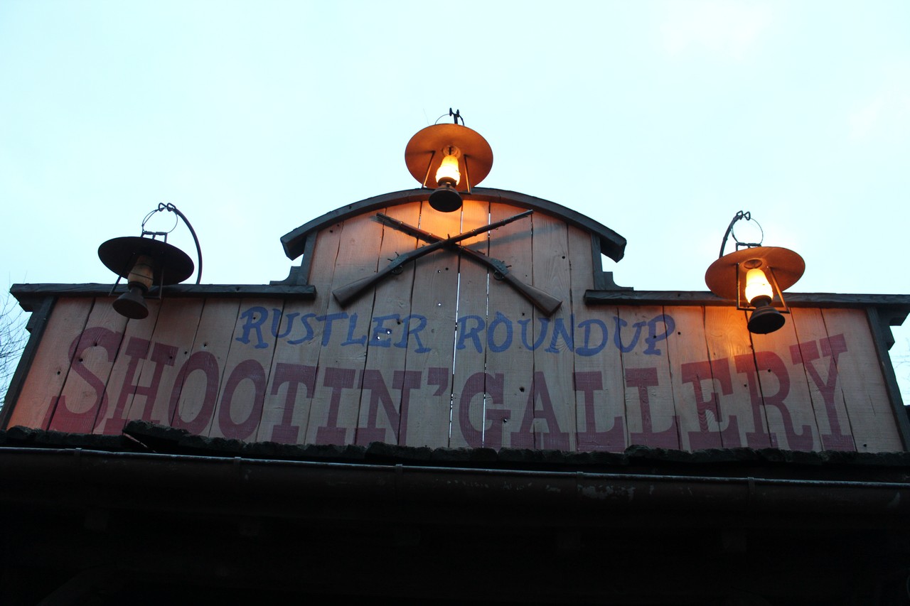 RUSTLER ROUNDUP SHOOTIN' GALLERY - Frontierland Sh1710