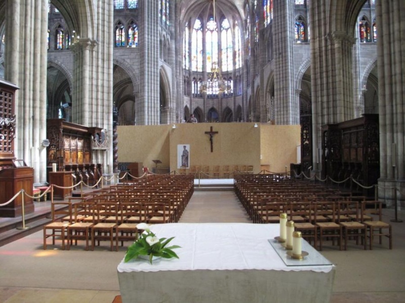 Amenagement du chœur liturgique / Un mobilier liturgique contemporain Basili10
