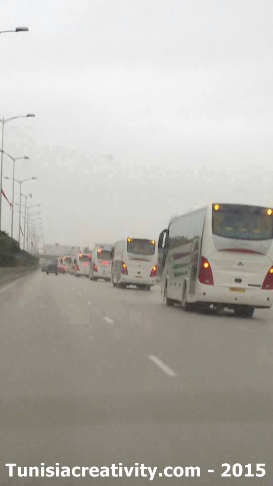 حافلات جزائرية تعبر الحدود لمساندة تونس ضد الارهاب 15260910