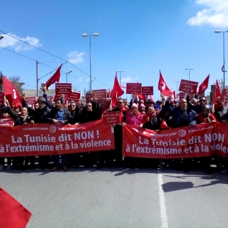 Des dizaines de milliers de manifestants marchent à Tunis contre le terrorisme 29 mars 2015 - Page 2 148