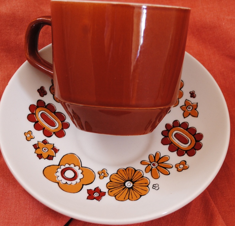 Abstract retro flowers - brown on white - Kelston Ceramics ~ 15210