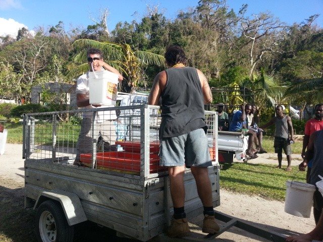 Tour de l île en hummer H2 avec 100 kilos de riz ,100 paquets de cracker ,500 L d'eau et 100 sucettes après le Typhon à Vanuatu  10906010