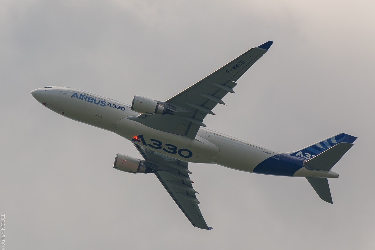 [27/04/2015] Airbus A330 livrée d'origine en survol LFRS 27042030