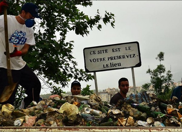 des citoyens responsables se sont regroupés, le vendredi 15 mai, pour nettoyer la route du cap Aokas, dans la région de Béjaïa 510