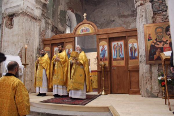 Первая Божественная литургия совершена в Никольском приделе Крестовоздвиженского собора 1131