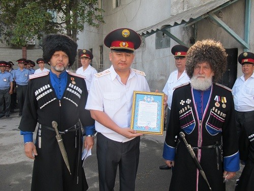 Казаки Кыргызстана наградили сотрудников УВД Ленинского района медалями «За содействие казачеству» 256