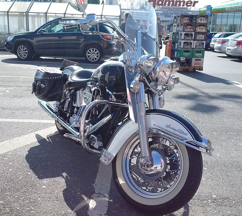 Harley Davidson Heritage Softail - auf dem Parkplatz "schnappgeschossen" 232