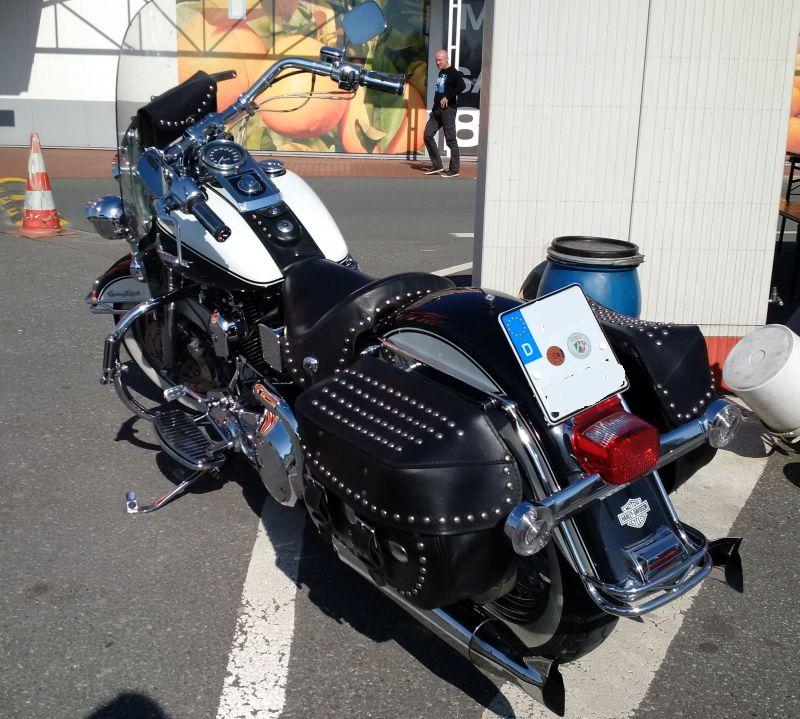 Harley Davidson Heritage Softail - auf dem Parkplatz "schnappgeschossen" 421