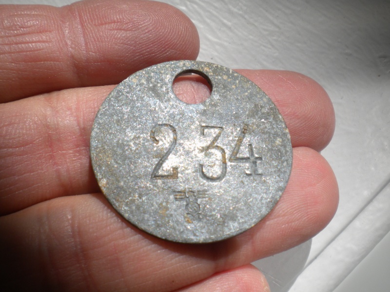 Une plaque allemande ronde 234 aigle. 38912