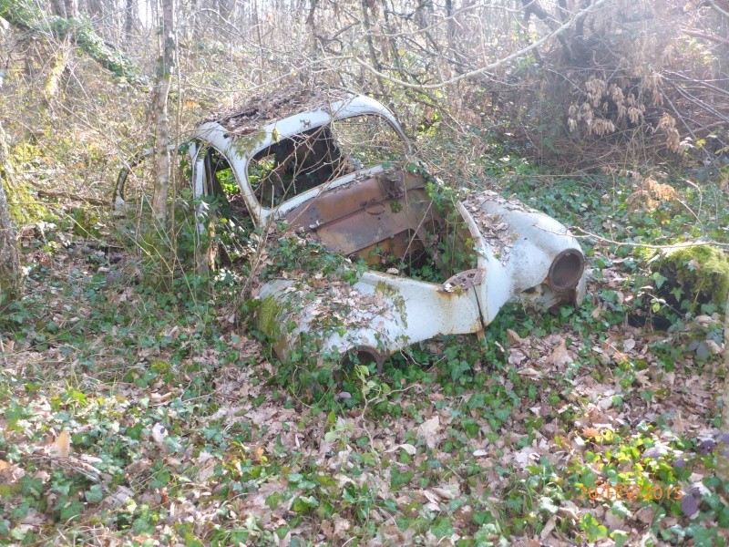 Voici des épaves d'autres véhicules. P1080017