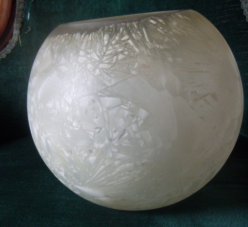 vase boule au décor étrange Dscn8419