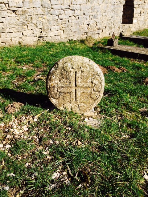 SUR LES TRACES DES TEMPLIERS Tombe_10