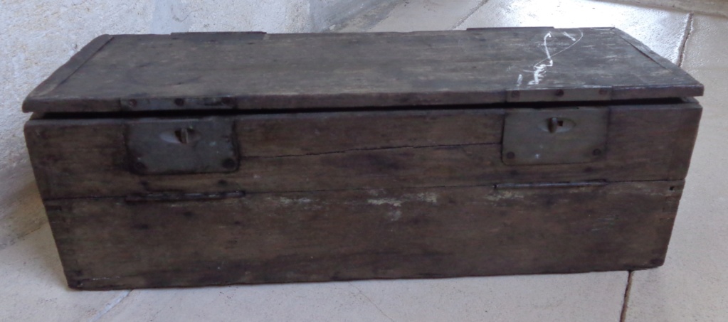 A identifier : caisse en bois à façade basculante avec tampon de réception C120