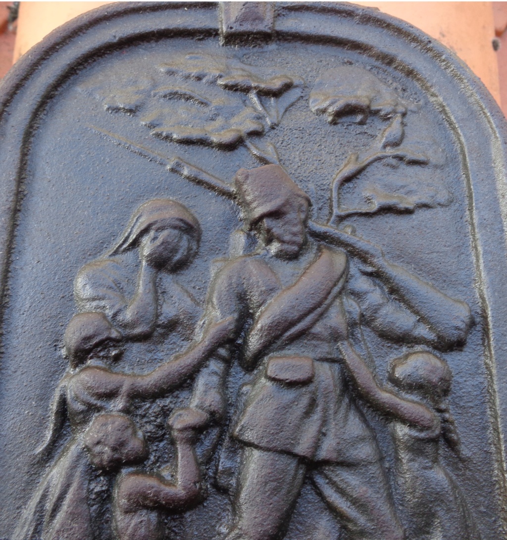 Plaque en fonte avec une scène de départ du soldat de son foyer à identifier Dsc03335