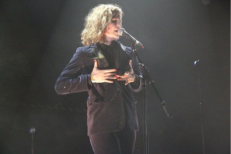 CHRISTINE & THE QUEENS - Queen of Pop. - Page 6 Yhj10