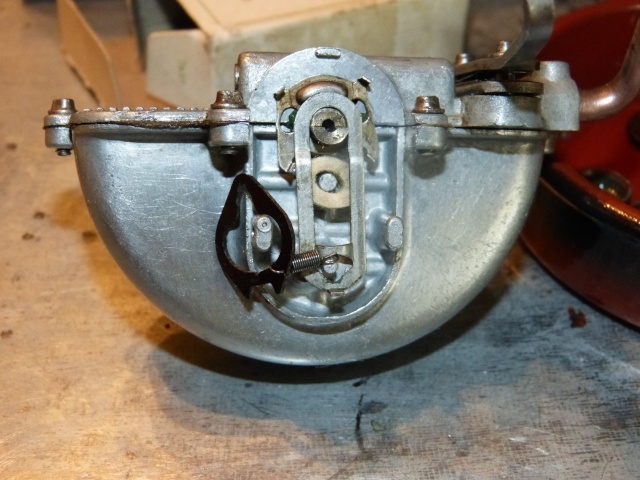 Assemblage du mécanisme du moteur d’essuie-glace à dépression  P1140928