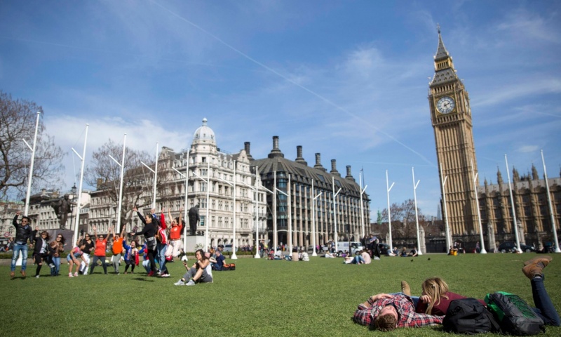  Britain basks in spring sunshine. 14352010