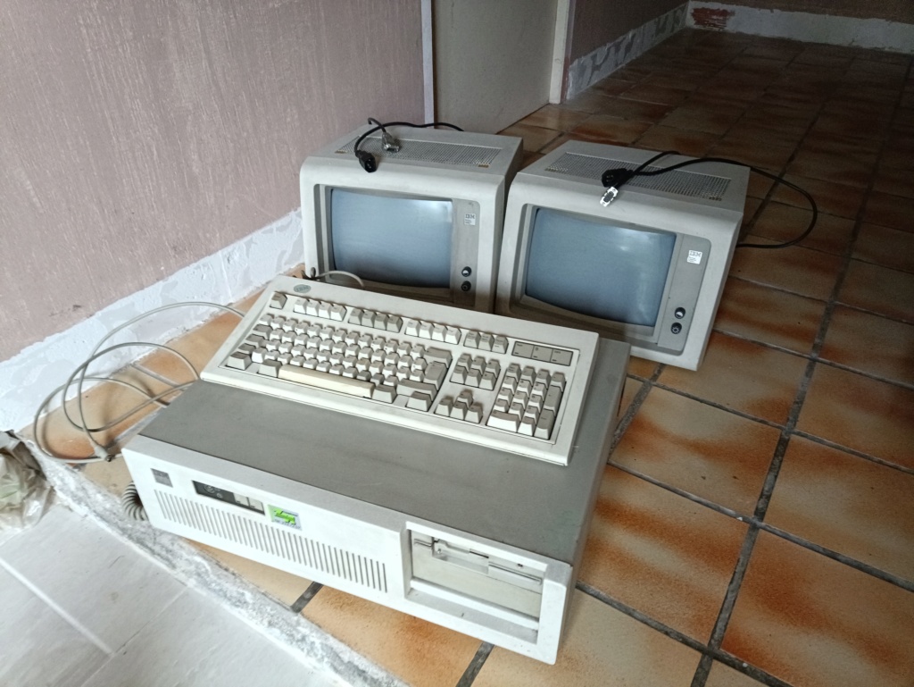 IBM PC AT 5170 + deux écrans IBM 5151 + clavier M  Img_2011