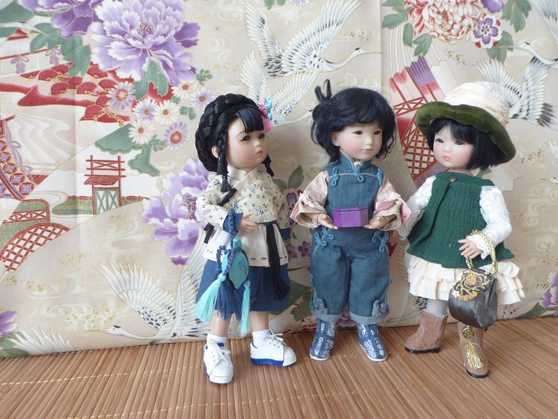 3 petites asiatiques dans leur tenue d'origine Rubyre10