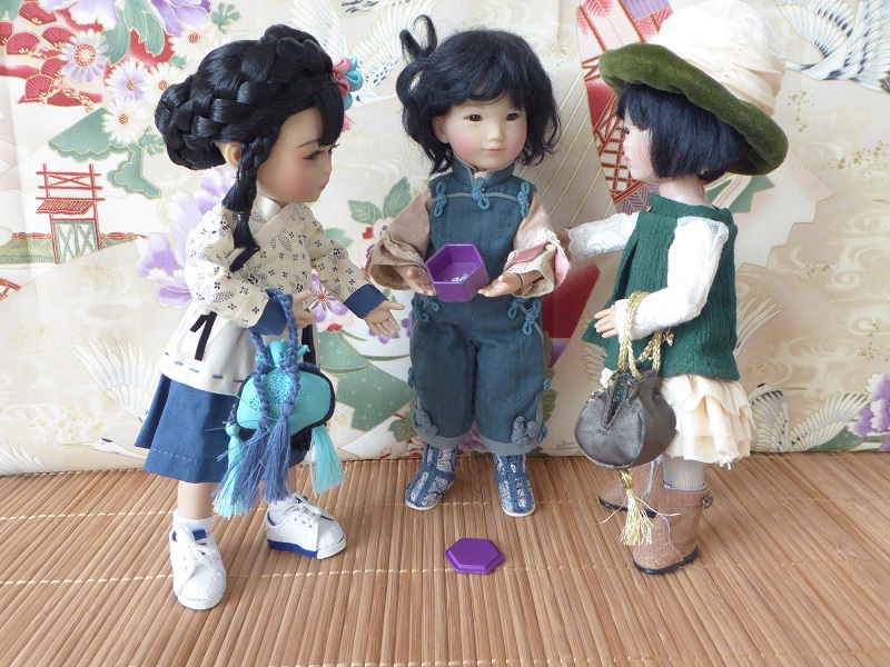 3 petites asiatiques dans leur tenue d'origine Rubyre11